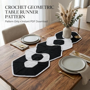 Könnte beinhalten: Ein geometrisches Häkelmuster für einen Tischläufer mit abwechselnden schwarzen und weißen sechseckigen Motiven. Der Text CROCHET GEOMETRIC TABLE RUNNER PATTERN Pattern Only • Instant PDF Download ist oben links im Bild zu sehen.