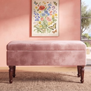 Peut inclure: Un banc de rangement rectangulaire recouvert d'un tissu en velours rose doux, doté d'un couvercle à charnière et de quatre pieds en bois tourné brun foncé. Le banc est positionné horizontalement, présentant une surface lisse et unie.