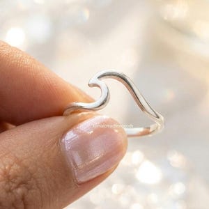 Minimalistisk vågring i sterlingsilver • Delikat havsvågring • Elegant stapelbar strandring • Högglanspolerad statementring • Gåva