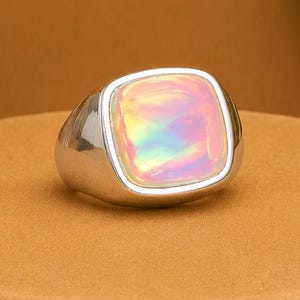 Anillo de plata de ley 925 maciza con ópalo, cabujón de ópalo de fuego multicolor, anillo con gema de destellos rosas y verdes, joyería artesanal llamativa.
