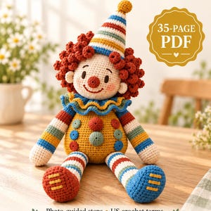 Könnte beinhalten: Eine Häkelpuppe mit kupferfarbenem Lockenhaar, einem gestreiften Kegelhütchen und einem gelben Körper mit bunten Knöpfen. Der Text lautet THE COPPER CURL CLOWN Crochet Art-Doll Guide, 35-PAGE PDF, Photo-guided steps, US crochet terms und DIGITAL CROCHET PATTERN.