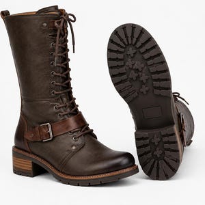 Könnte beinhalten: Ein Paar wadenhohe Stiefel in Dunkelbraun mit Schnürung vorne, einem dekorativen Schnallenriemen am Knöchel und einem geschichteten Blockabsatz. Die Stiefel haben eine profilierte Gummilaufsohle mit einem tiefen, strukturierten Profil.