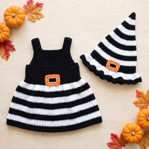 Peut inclure: Une robe crochetée noire et blanche avec un corsage noir uni et une jupe rayée, dotée d'une boucle rectangulaire orange à la taille. Un chapeau pointu assorti à rayures horizontales noires et blanches avec une boucle orange est inclus.