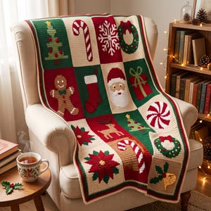 Op de afbeelding: Een gehaakte deken met een raster van kerstthema-vierkanten in rood, groen en crème. Het ontwerp bevat motieven van een kerstboom, zuurstok, sneeuwvlok, krans, peperkoekmannetje, kerstsok, de Kerstman, een cadeau, een rendier en een kerstster.