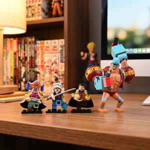 Peut inclure: Quatre figurines de personnages de l'anime One Piece debout sur une surface en bois. Les figurines incluent un pirate avec un chapeau coloré, un épéiste avec un chapeau blanc, un personnage en gilet à carreaux et un grand cyborg aux bras rouges et bleus.