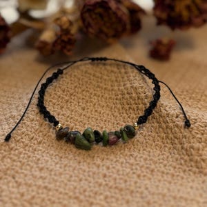 Pulsera de macramé con zoisita, rubí y hematita dorada, negra, hecha a mano, ajustable.