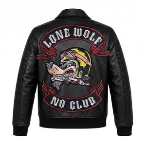 Puede incluir: Una chaqueta de cuero negro con un gran parche bordado en la espalda. El parche muestra un lobo con casco amarillo y gafas, con el texto LONE WOLF arriba y NO CLUB abajo en letras blancas sobre pancartas de color rojo.