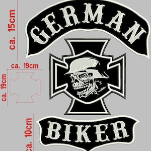 Puede incluir: Un conjunto de parches bordados en blanco y negro que incluye un balancín superior con el texto GERMAN, un emblema central de cruz de hierro con una calavera con casco y un balancín inferior con el texto BIKER. Las dimensiones son 30cm por 15cm, 19cm por 19cm y 26cm por 10cm.