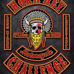 Op de afbeelding: Een set geborduurde patches met een centrale schedel die een verentooi en een gele bandana draagt. De tekst bevat HOKA HEY, LONG RIDER, PROFESSIONAL, IT'S A GOOD DAY TO RIDE en MOTORCYCLE CHALLENGE in rood en geel.