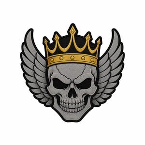 Puede incluir: Un parche bordado que muestra un cráneo humano gris con una corona dorada de cinco puntas. El cráneo está flanqueado por dos grandes alas grises detalladas que se extienden hacia arriba. Todo el diseño tiene un borde negro grueso sobre fondo blanco.