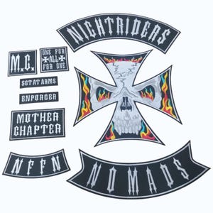 Puede incluir: Un conjunto de parches bordados en blanco y negro que incluye una gran cruz de hierro con una calavera y llamas, un rocker curvo Nightriders, un rocker Nomads y parches rectangulares más pequeños con texto como M.C., One For All For One, Sgt At Arms, Enforcer, Mother Chapter y NFFN.