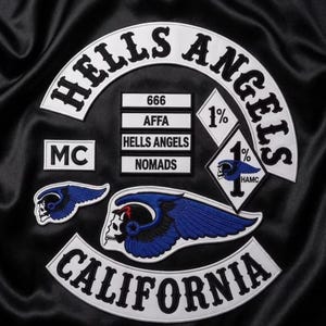 Op de afbeelding: Een set geborduurde patches met een grote witte gebogen Hells Angels-bovenrocker, een California-onderrocker en een centraal gevleugeld schedelembleem. Bevat rechthoekige patches met de tekst 666, AFFA, Hells Angels, Nomads en MC.