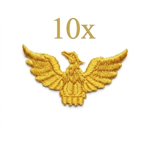 Puede incluir: Un conjunto de 10x parches bordados de águila dorada que muestran un ave con las alas extendidas en un diseño simétrico. El bordado utiliza hilo de tonos metálicos para crear una apariencia texturizada de plumas en las alas y el cuerpo.