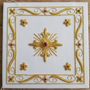 手刺繍の金色の十字架の壁掛けアート、金糸のキリスト教の十字架の装飾、典礼用織物アート、教会の祭壇布、宗教的な贈り物