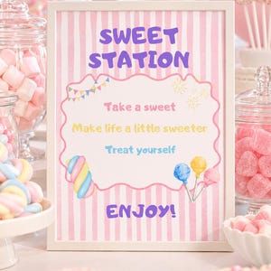 Puede incluir: Un marco rectangular blanco que contiene un letrero con un fondo de rayas verticales rosas y blancas. El texto dice SWEET STATION, Take a sweet, Make life a little sweeter, Treat yourself y ENJOY! Incluye ilustraciones coloridas de dulces.