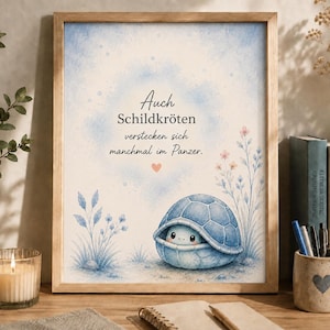 Può includere: Una stampa artistica incorniciata con un'illustrazione ad acquerello di una piccola tartaruga blu nascosta nel suo guscio. Il testo recita: Auch Schildkröten verstecken sich manchmal im Panzer. Un piccolo cuore arancione è centrato sotto il testo.