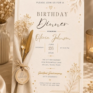Puede incluir: Una tarjeta de invitación rectangular para una cena de cumpleaños con texto dorado e ilustraciones botánicas. La tarjeta incluye una servilleta beige envuelta alrededor de un tenedor y un cuchillo dorados, atados con cuerda y una etiqueta de madera.