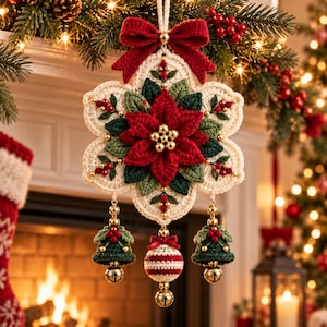 Könnte beinhalten: Ein gehäkelter Weihnachtsschmuck mit einem zentralen roten Weihnachtsstern, grünen Blättern und cremefarbenem Hintergrund. Er ist mit einer roten Schleife, goldenen Perlen und drei hängenden Elementen verziert: zwei grünen Glocken und einer Kugel.