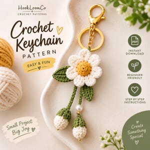 Puede incluir: Un patrón de llavero de ganchillo con diseño de margarita y cierre de metal dorado. El texto dice HookLoomCo Crochet Patterns, Crochet Keychain Pattern, Easy & Fun, Small Project Big Joy, Instant Download, Beginner Friendly, Step By Step Instructions.
