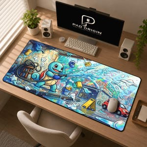 Puede incluir: Una alfombrilla de escritorio rectangular con una colorida ilustración de una criatura azul claro similar a una tortuga rociando agua con una manguera. La escena incluye burbujas, un patito de goma amarillo, un coche rojo y una señal amarilla.