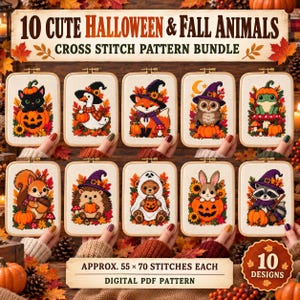 Puede incluir: Un paquete de patrones de punto de cruz en PDF digital titulado 10 Cute Halloween & Fall Animals que presenta diez bastidores de bordado rectangulares. Cada bastidor muestra un diseño animal único, incluyendo gato, ganso, zorro, búho, rana, ardilla, erizo, oso, conejo y mapache, rodeados de hojas de otoño y calabazas. Cada diseño mide aproximadamente 55 por 70 puntos.