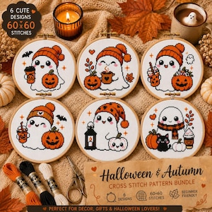 Könnte beinhalten: Sechs runde Stickrahmen mit Kreuzstichmustern von Geistern mit Kürbissen, Herbstgetränken und Laternen. Der Text lautet 6 CUTE DESIGNS 60x60 STITCHES und Halloween & Autumn CROSS STITCH PATTERN BUNDLE. Enthält Stickgarn und eine Schere.