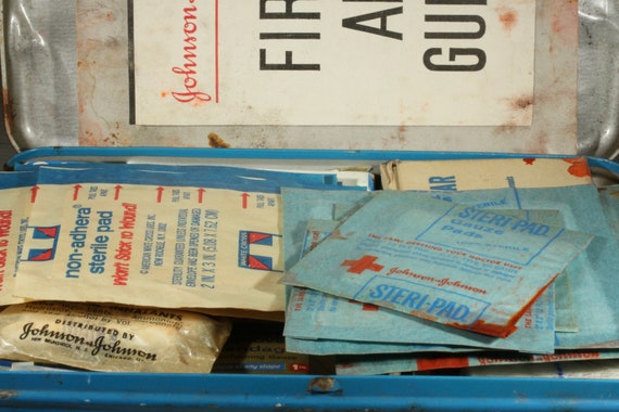 Johnson and Johnson Auto Kit First Aid Metal Stor… - image 9