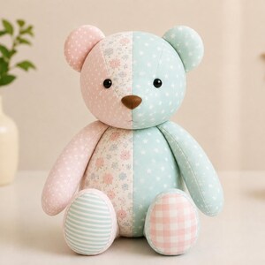 Puede incluir: Un oso de peluche con un dise&ntilde;o bicolor. El lado izquierdo es rosa claro con patrones florales y de lunares, mientras que el lado derecho es azul claro con un patr&oacute;n de estrellas blancas. Tiene ojos de bot&oacute;n negros y una nariz marr&oacute;n.