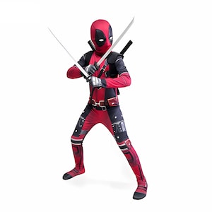 Puede incluir: Un disfraz de cuerpo completo en rojo y negro hecho de elastano, que incluye una máscara con parches oculares blancos, un cinturón utilitario y detalles negros. El conjunto presenta dos espadas de juguete plateadas cruzadas y empuñaduras en la espalda.