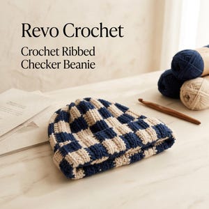 Puede incluir: Un gorro de ganchillo acanalado con un patrón de cuadros en azul marino y beige. El texto Revo Crochet Crochet Ribbed Checker Beanie es visible. Cerca hay dos ovillos de lana azul marino, un ovillo beige y un ganchillo de madera.