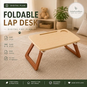 Pode incluir: Um plano digital CNC para mesa dobrável com o texto FOLDABLE LAP DESK, DIGITAL PLAN, DIGITAL CNC PLAN, DXF FILES, SVG FILES, PDF GUIDE e 15 mm PLYWOOD. A mesa tem um tampo de madeira clara, pernas de madeira escura e um suporte para copo.