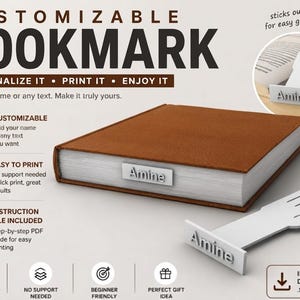 Peut inclure: Un marque-page imprimable en 3D blanc en forme de main avec une base rectangulaire portant le nom Amine en lettres en relief. Le marque-page est inséré dans un livre marron, avec un encart circulaire montrant la main dépassant des pages.