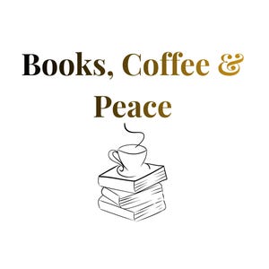 Może przedstawiać: Projekt graficzny z napisem Books, Coffee & Peace wykonanym złotą czcionką z gradientem. Poniżej tekstu znajduje się czarny rysunek liniowy przedstawiający parującą filiżankę kawy na stosie trzech książek, na jednolitym białym tle.