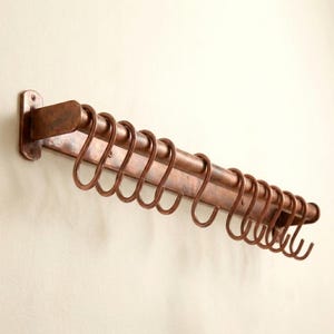 Kupferner Topfhalter mit S-Haken, Wandmontierte Küchenschiene, Rustikaler Pfannenorganizer, Küchendekoration im Landhausstil