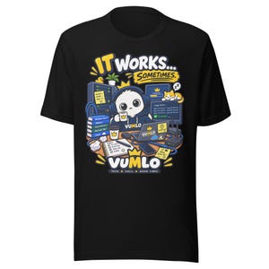 Könnte beinhalten: Ein schwarzes T-Shirt mit einer Grafik einer Cartoon-Figur, die Kopfhörer trägt und eine Tasse an einem Schreibtisch mit Computern, einer schlafenden Katze und dem Text IT WORKS... SOMETIMES. VUMLO TECH CHILL GOOD VIBES hält.