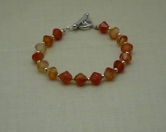 Pulsera de cornalina con detalles dorados