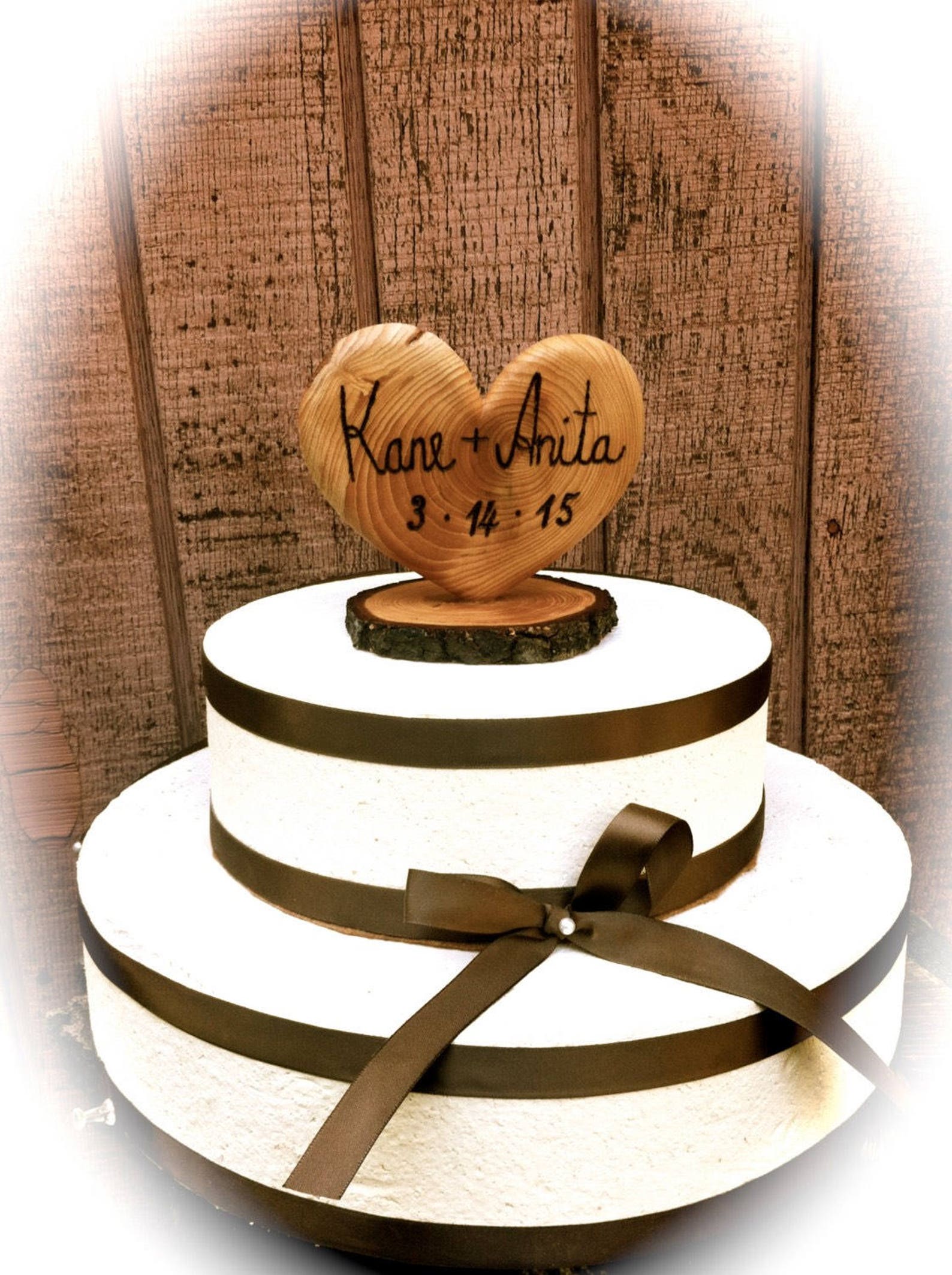 Personalisiertes Hochzeitstorten-Topper Aus Holz – Mit Initialen, Datum & Herz-Blätter-Design (wahlweise 5-7 Zoll)