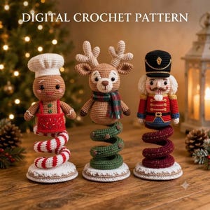 Könnte beinhalten: Drei Häkelfiguren mit dem Text DIGITAL CROCHET PATTERN. Ein Lebkuchenmännchen mit Kochmütze, ein Rentier mit kariertem Schal und ein Nussknacker mit schwarzer Mütze. Jede Figur steht auf einem spiralförmigen Sockel in Rot-Weiß, Grün oder Dunkelrot.