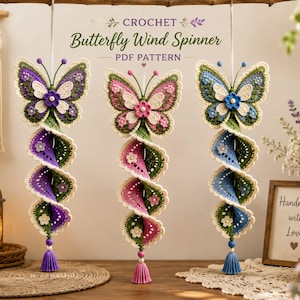 Op de afbeelding: Drie hangende gehaakte vlinderwindspelen met spiraalvormige staarten, in paarse, roze en blauwe kleurenschema's met witte accenten. De tekst CROCHET Butterfly Wind Spinner PDF PATTERN staat boven de hangende decoraties.