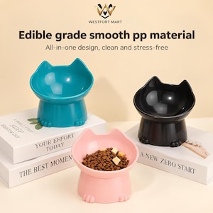 Puede incluir: Tres cuencos para mascotas con forma de gato en colores azul verdoso, negro y rosa, hechos de material PP liso. El cuenco rosa contiene comida seca marrón. El texto en la imagen dice: WESTFORT MART, Edible grade smooth pp material, All-in-one design.