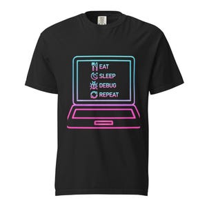 Könnte beinhalten: Ein schwarzes Kurzarm-T-Shirt mit einer Neon-Grafik eines aufgeklappten Laptops. Auf dem Bildschirm steht der Text EAT, SLEEP, DEBUG, REPEAT in einem blau-rosa Farbverlauf, ergänzt durch Symbole für Besteck, Mond, Käfer und Pfeile.