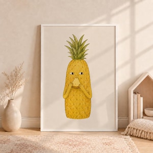 Peut inclure: Une impression d'art mural encadrée représentant un personnage ananas jaune avec un sommet feuillu vert, des yeux humains et des bras tenant une petite tranche d'ananas. L'illustration est centrée sur un fond clair uni dans un cadre blanc.