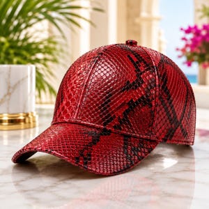 Rode handgemaakte baseballpet van leer met pythonprint, westernstijl.