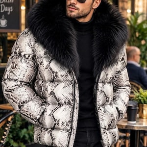 Herrskinnjacka med pytonmönster och fuskpälshuva, lyxig designerjacka med vadderad design