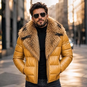 Puede incluir: Una chaqueta acolchada de color amarillo mostaza con un cuello grande y grueso de piel sintética marrón con detalles en negro. La chaqueta presenta un diseño horizontal acolchado, cierre de cremallera central y dos bolsillos laterales sobre un jersey negro.