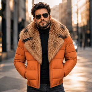 Può includere: Un piumino arancione caratterizzato da un ampio e folto colletto in pelliccia sintetica marrone, chiusura frontale con zip e polsini a coste. La giacca è indossata sopra un maglione a collo alto nero con jeans scuri e occhiali da aviatore.