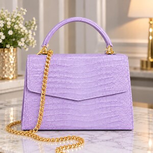 Gravierte Clutch aus lavendelfarbenem Leder: Tasche im Himalaya-Stil, Damen-Taschen mit Krokodilprägung