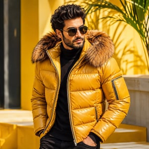 Könnte beinhalten: Eine senfgelbe Daunenjacke mit hohem Kragen, Frontreißverschluss und einer Kapuze mit dickem braunem Kunstfellbesatz. Die Jacke verfügt über horizontale Steppnähte und eine kleine Reißverschlusstasche am linken Ärmel für zusätzlichen Stauraum.