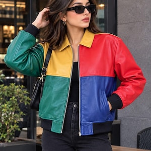 Peut inclure: Une veste en cuir color-block avec un col et une poitrine supérieure jaunes, un panneau supérieur gauche rouge, un panneau droit vert et un panneau inférieur gauche bleu. La veste comprend une fermeture éclair argentée, des poignets noirs côtelés.
