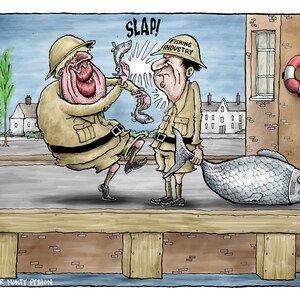 Puede incluir: Una ilustración de dibujos animados que muestra a dos figuras con uniformes de color canela en un muelle. Una figura lleva un casco colonial y golpea a la otra con un pez, mientras que la otra lleva un casco con la etiqueta FISHING INDUSTRY y sostiene un gran pez plateado.